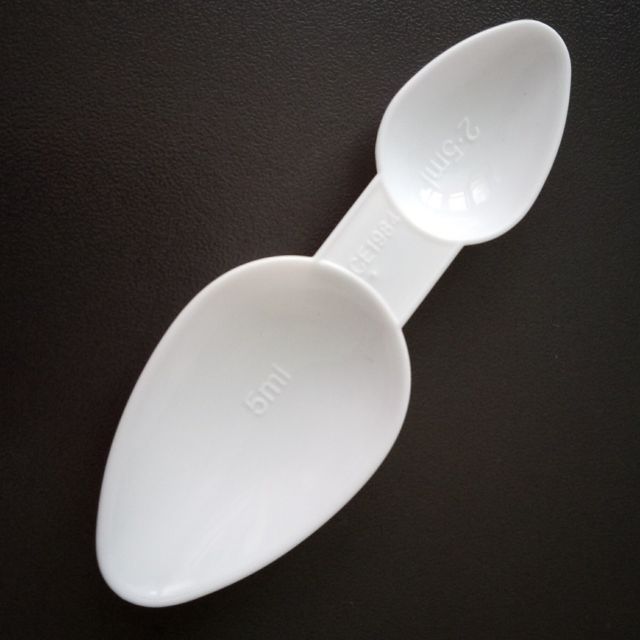 DT Craft & Design - double ended plastic measuring spoon 2.5ml/5ml