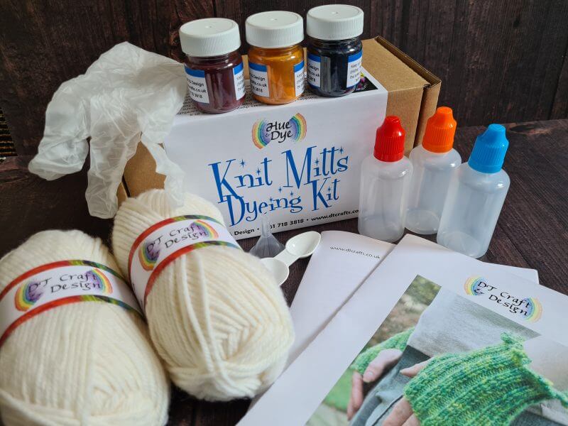 DT Craft and design ready to use food dye knit-mitts kit