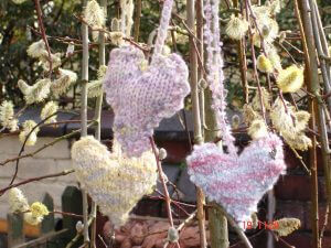 knitting for beginners - knitted hearts by ceri from a workshop with debbie tomkies of dt craft and design